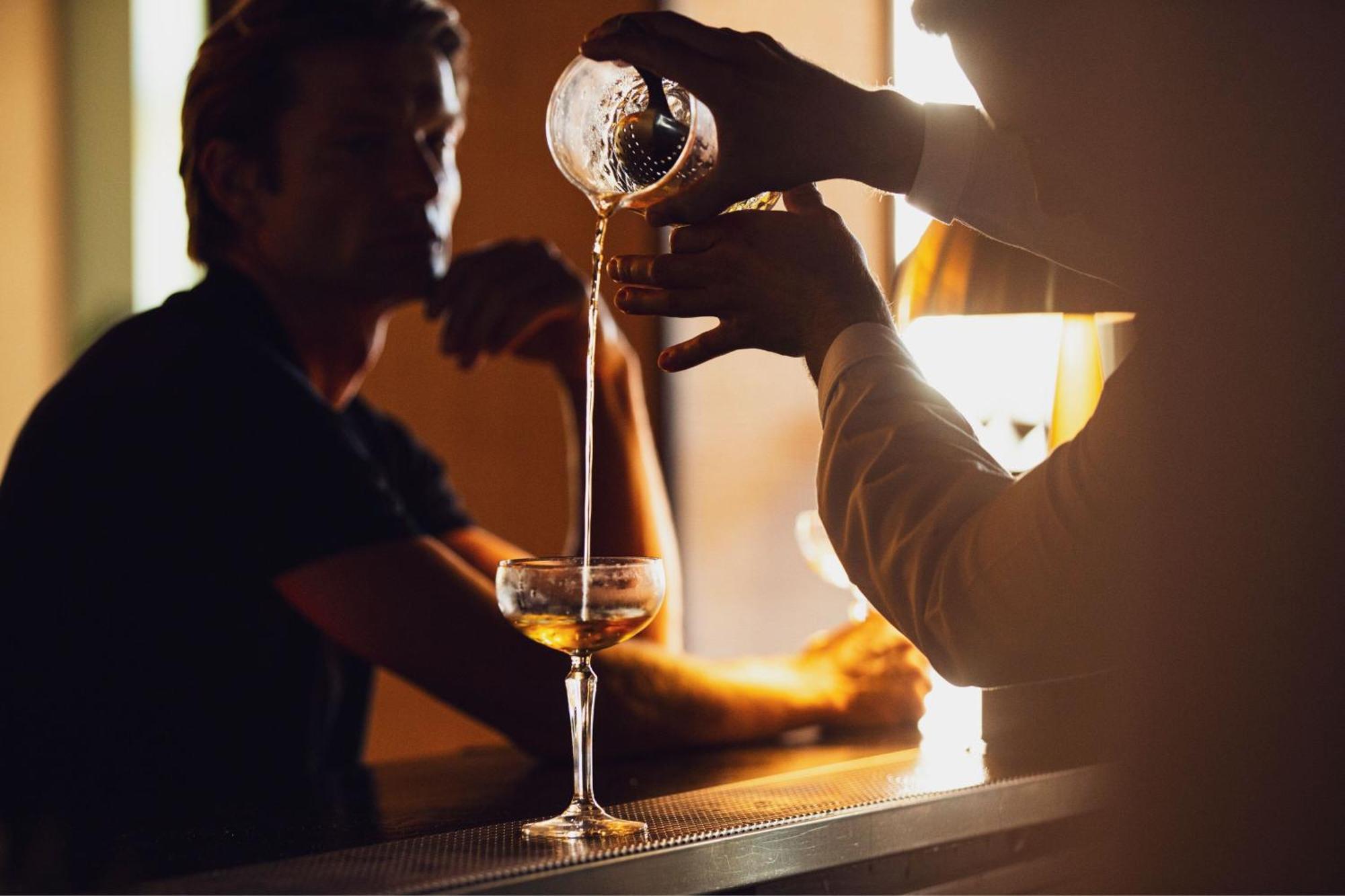 더 레이크 리조트 빌라모라 외부 사진 A bartender preparing a cocktail