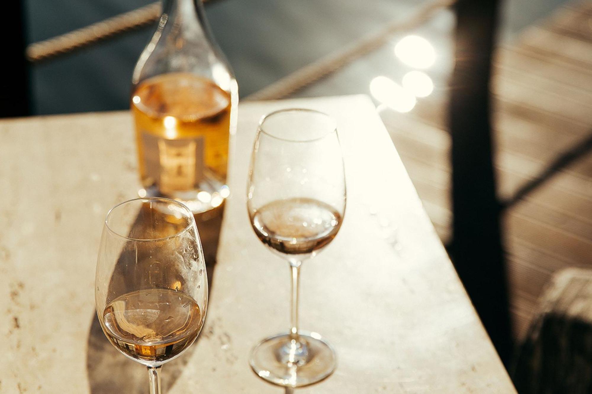 더 레이크 리조트 빌라모라 외부 사진 A glass of orange wine