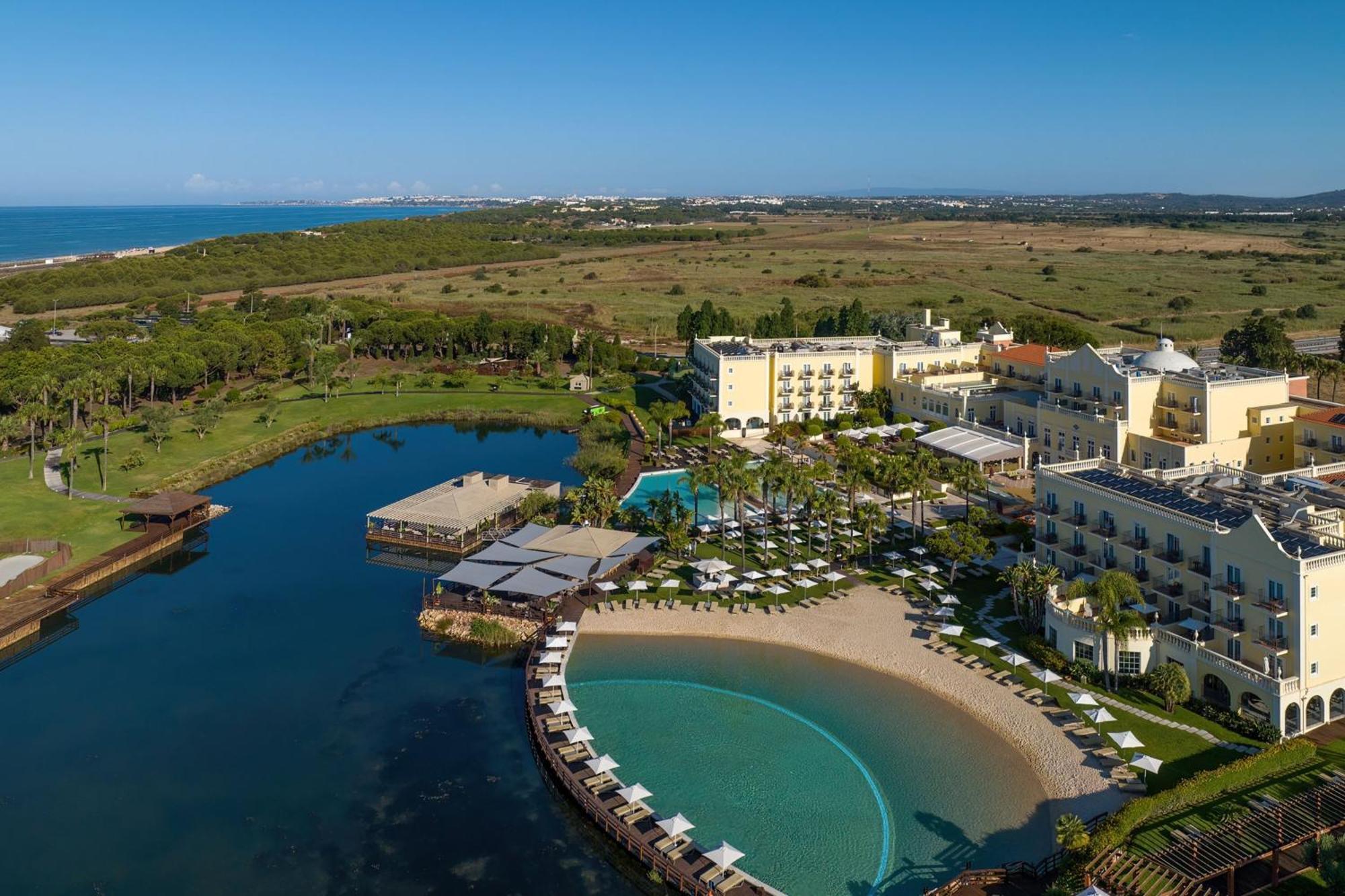 더 레이크 리조트 빌라모라 외부 사진 Aerial view of the resort