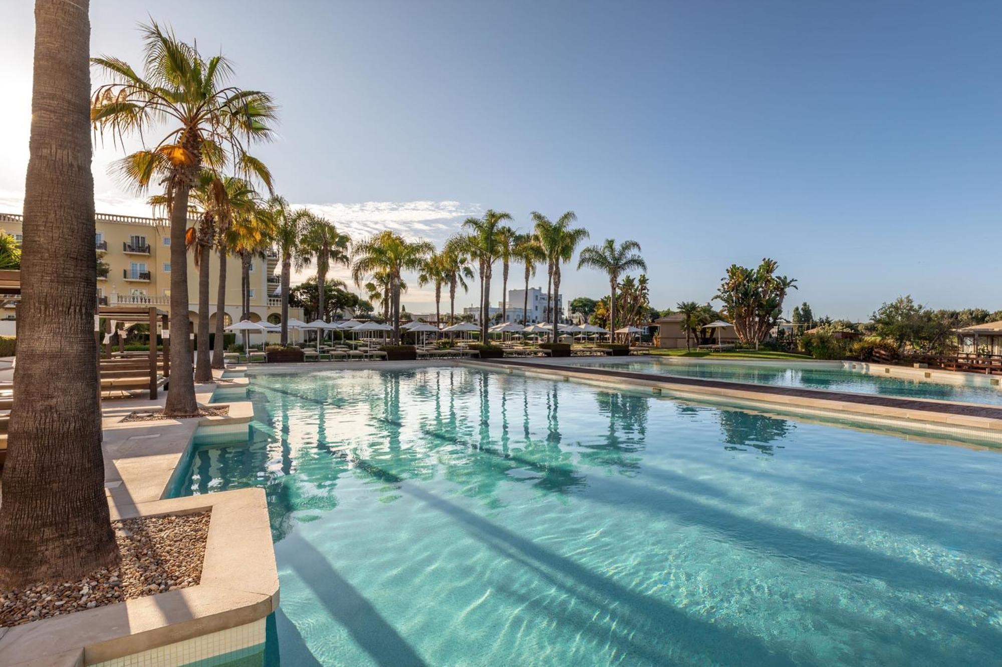 더 레이크 리조트 빌라모라 외부 사진 The swimming pool at the hotel