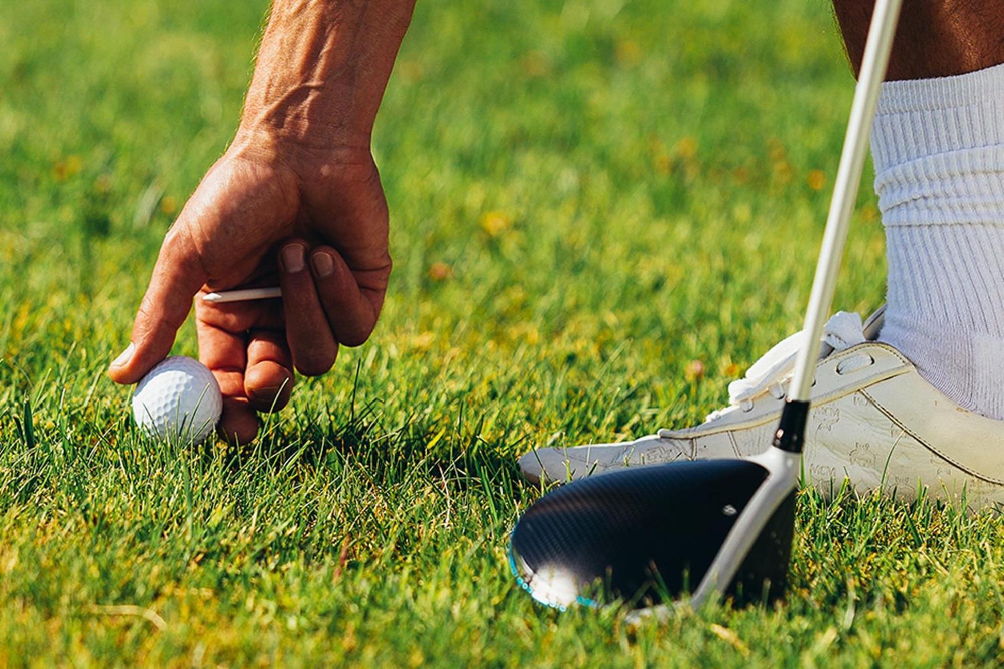 더 레이크 리조트 빌라모라 외부 사진 A player placing a ball
