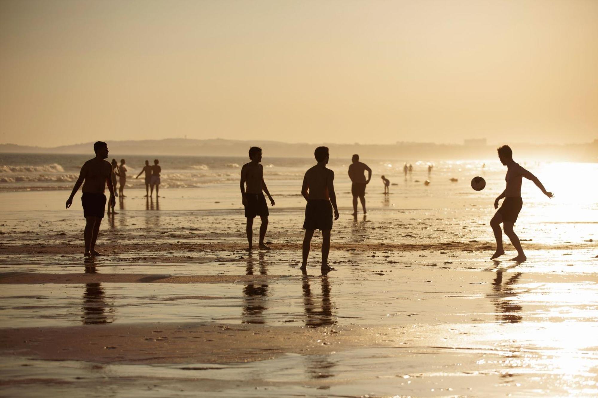 더 레이크 리조트 빌라모라 외부 사진 Football on the beach