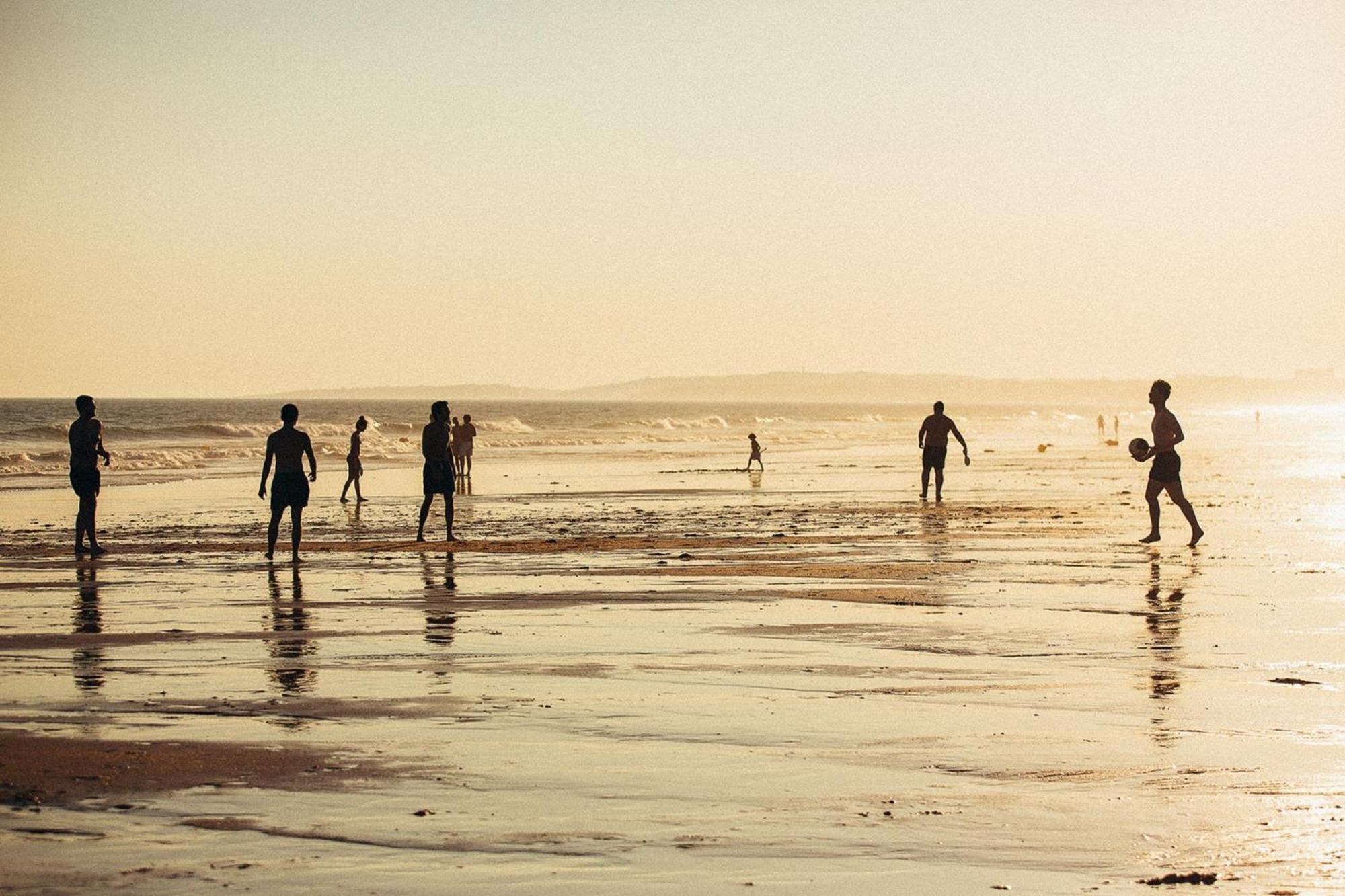 더 레이크 리조트 빌라모라 외부 사진 Children playing football on the beach
