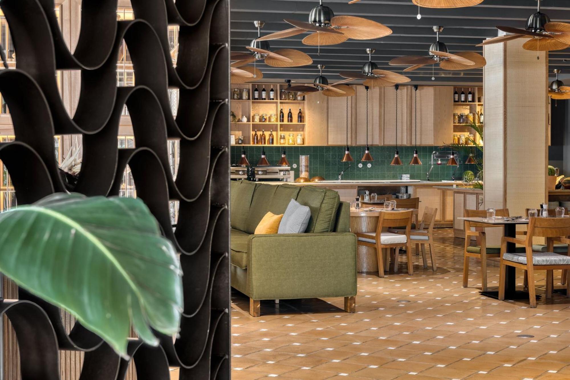 더 레이크 리조트 빌라모라 외부 사진 The interior of the restaurant