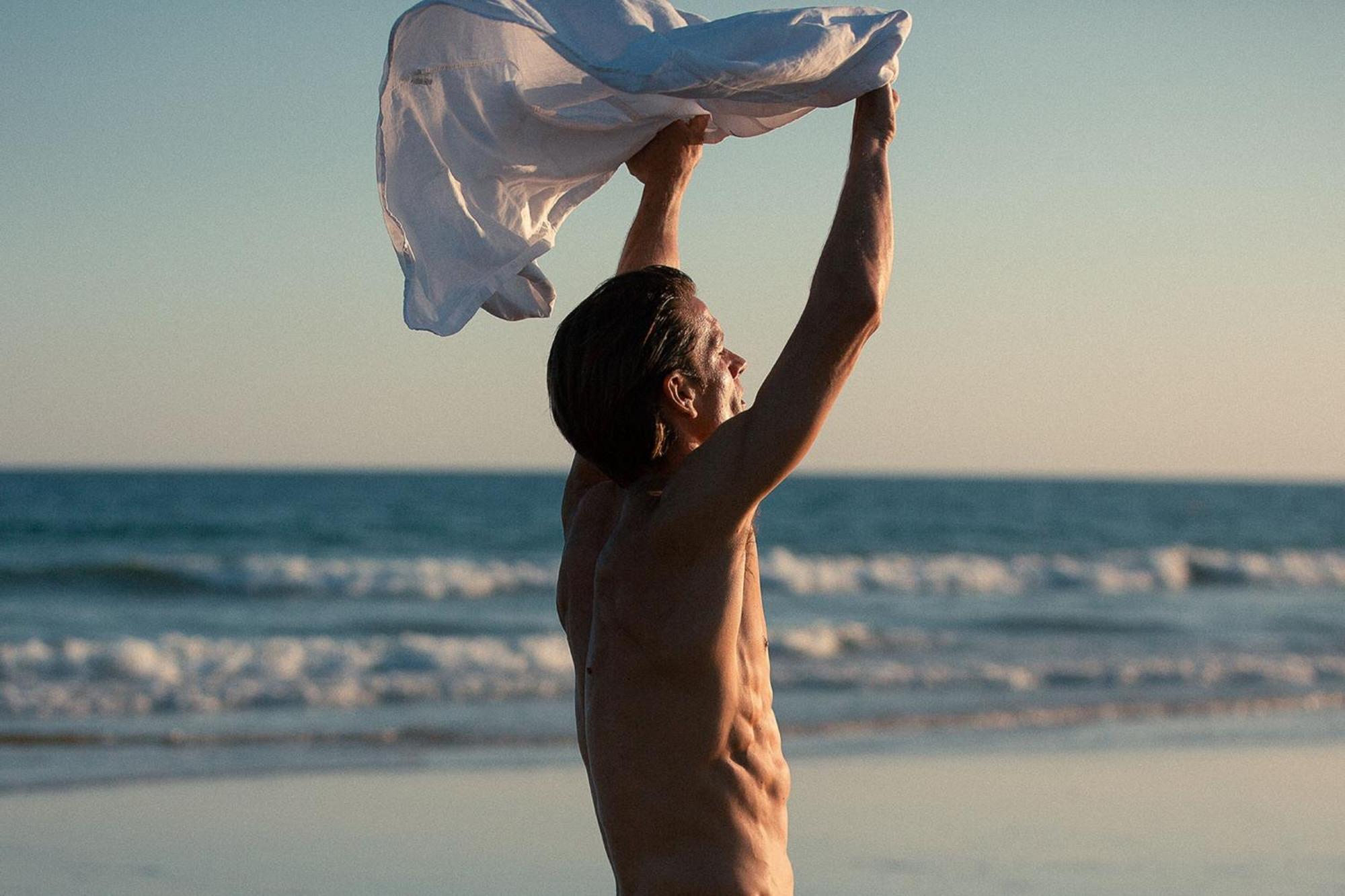 더 레이크 리조트 빌라모라 외부 사진 A man on a beach