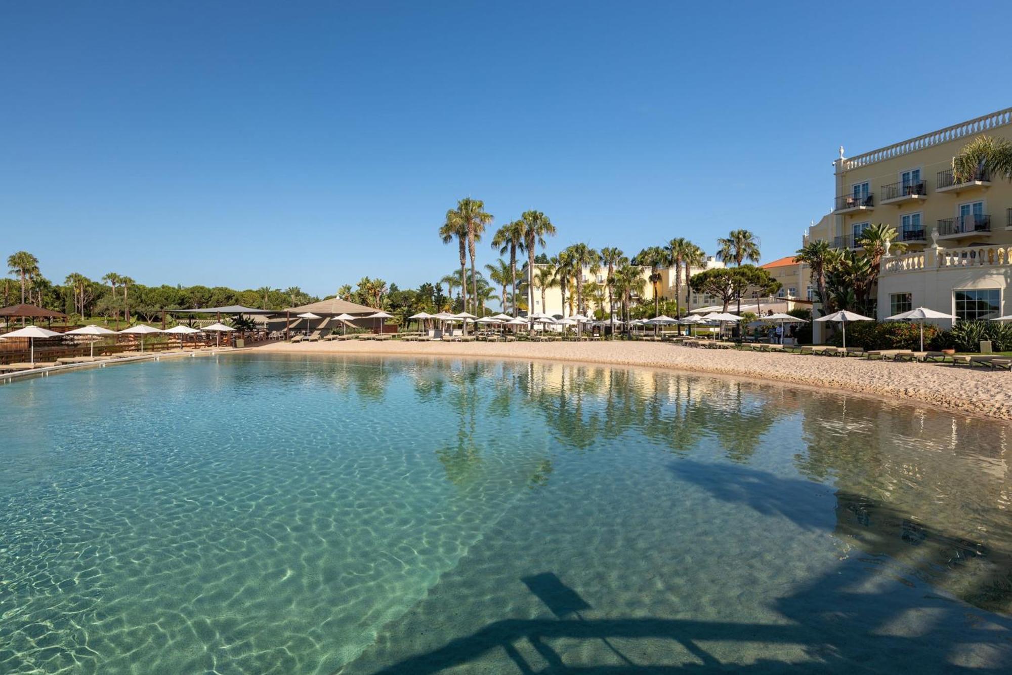 더 레이크 리조트 빌라모라 외부 사진 The beach of the hotel