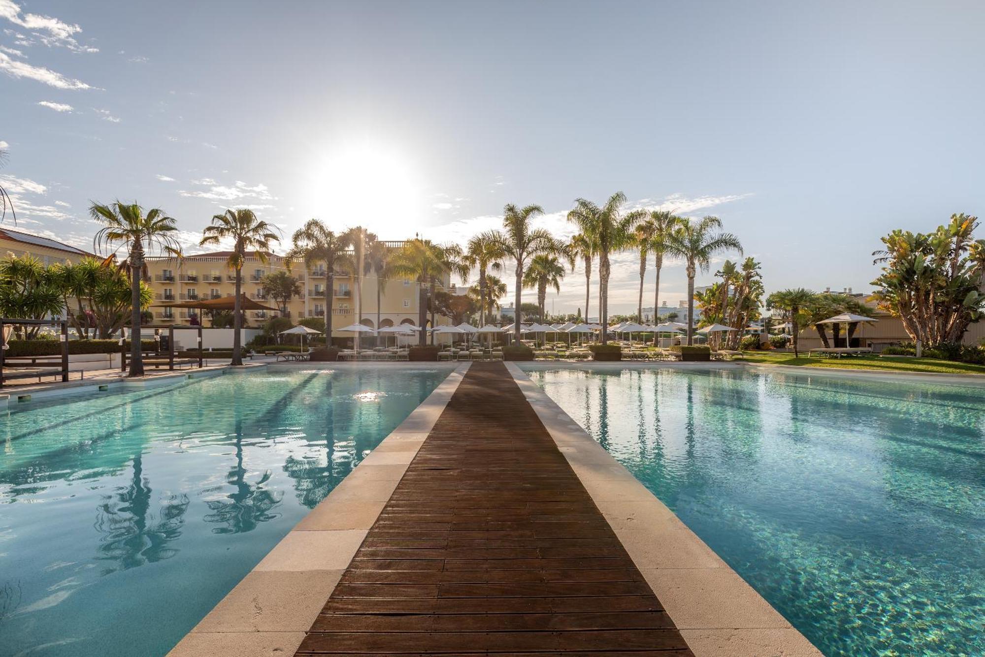 더 레이크 리조트 빌라모라 외부 사진 The swimming pool at the resort