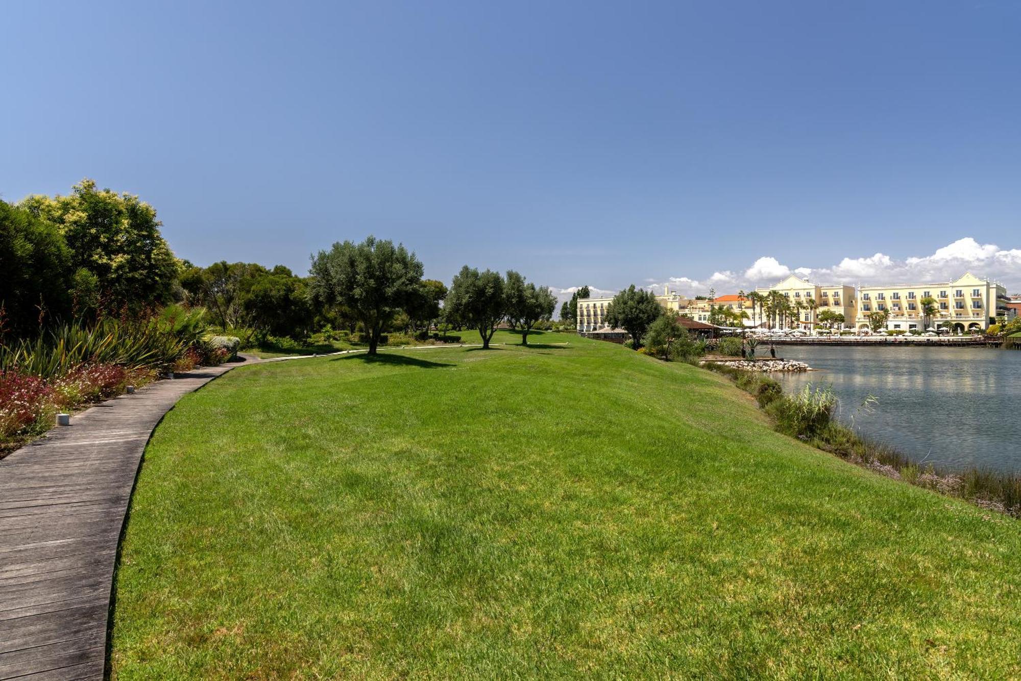 더 레이크 리조트 빌라모라 외부 사진 View of the park