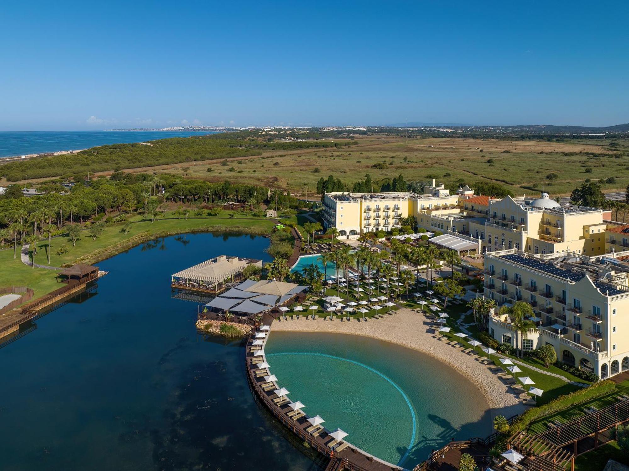 더 레이크 리조트 빌라모라 외부 사진 Aerial view of the resort