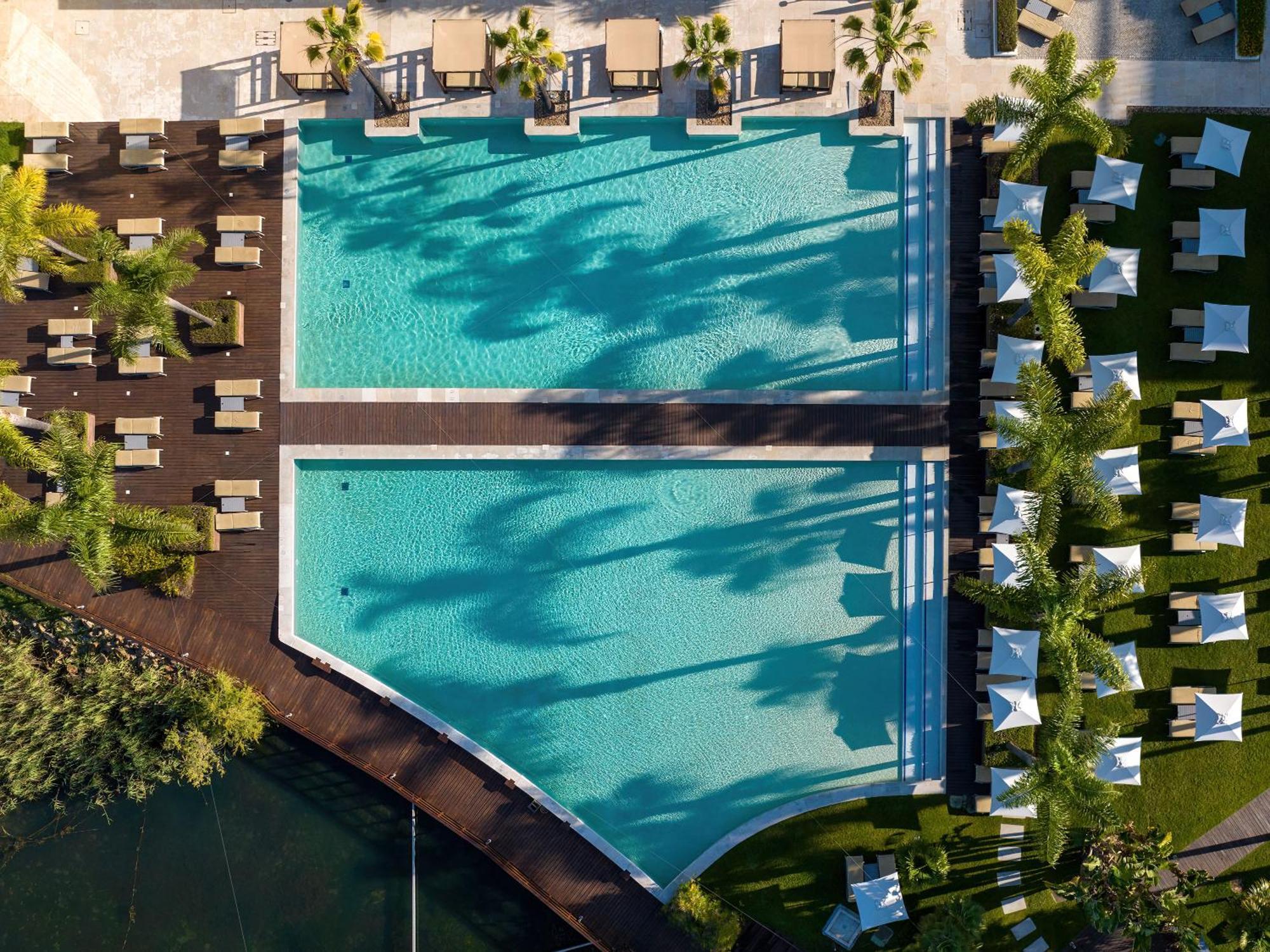 더 레이크 리조트 빌라모라 외부 사진 Aerial view of the pool at the Hotel