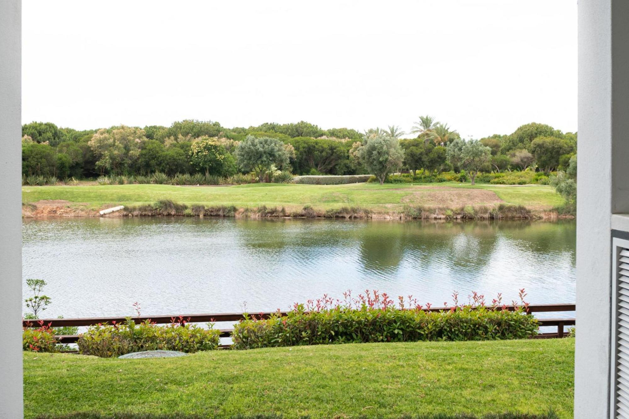 더 레이크 리조트 빌라모라 외부 사진 Golf course at the resort